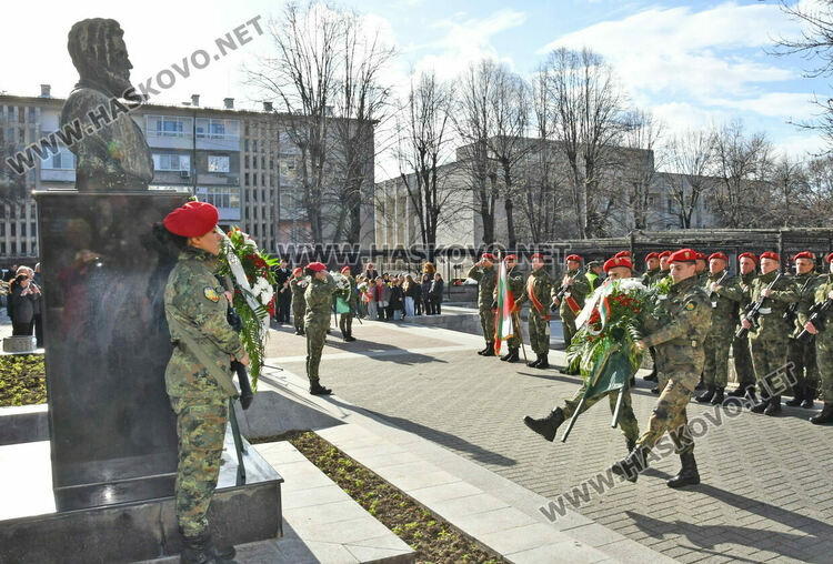 Хасково сведе глава пред Ботев, тържествен водосвет за бойните знамена за Богоявление