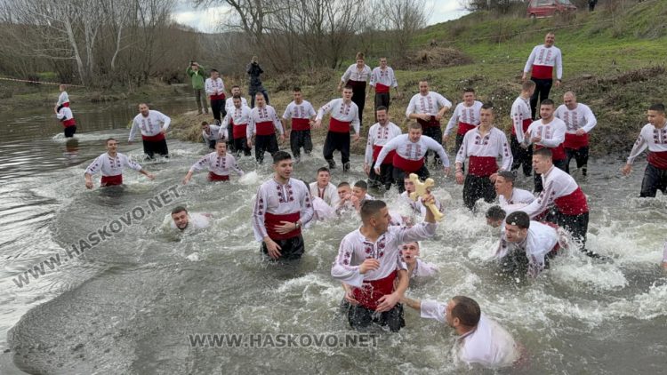 Елиас Найденов извади кръста от ледените води на река Харманлийска