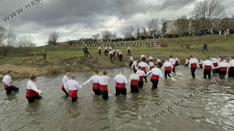 Елиас Найденов извади кръста от ледените води на река Харманлийска