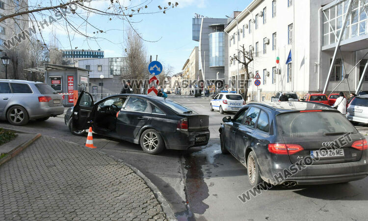 Катастрофа пред полицията в Хасково затрудни движението по бул. &bdquo;България&ldquo;