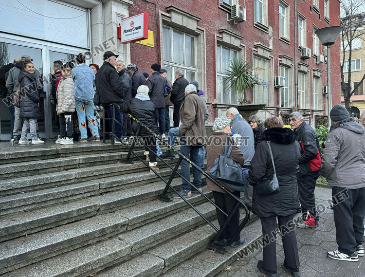 Опашки пред пощите за първите пенсии в евро