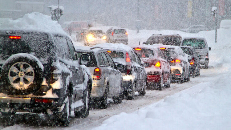 Зимна блокада в Европа: Отменени полети, закъснения на влаковете и блокирани от снега пътища