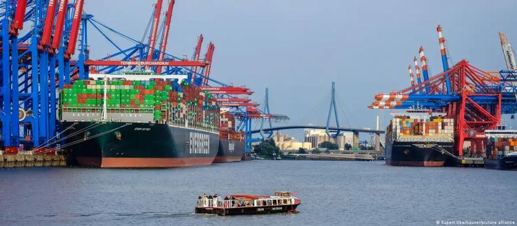 Пристанището в Хамбург е северозападният край на &bdquo;Морския път на коприната&ldquo;, един от основните търговски маршрути на Китай.