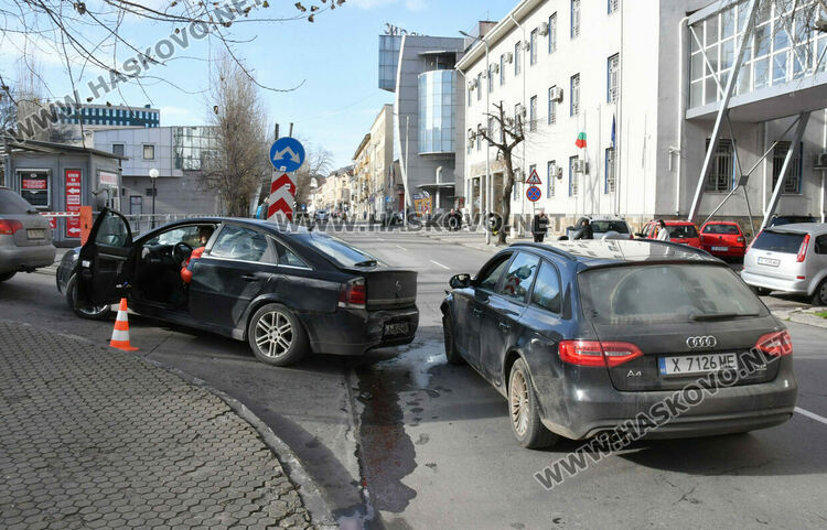 Катастрофа пред полицията в Хасково затрудни движението по бул. &bdquo;България&ldquo;