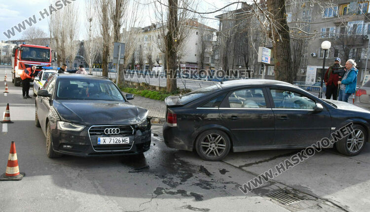 Катастрофа пред полицията в Хасково затрудни движението по бул. &bdquo;България&ldquo;