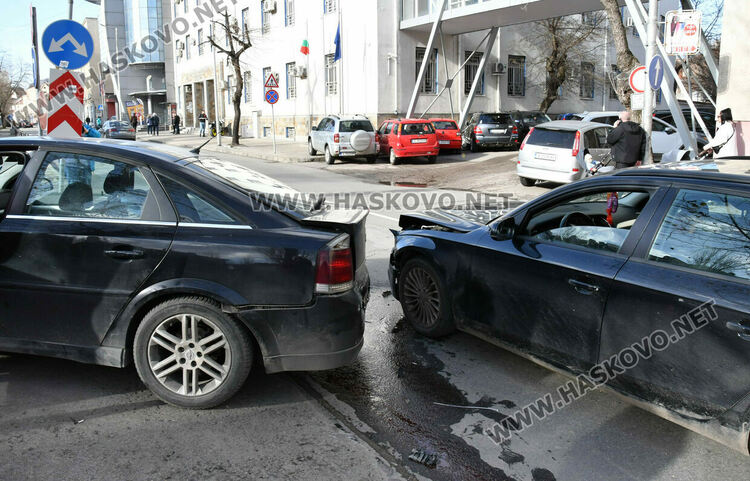 Катастрофа пред полицията в Хасково затрудни движението по бул. &bdquo;България&ldquo;