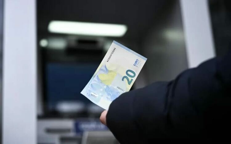 Депозитните банкомати на повечето банки вече приемат само евробанкноти при внасяне.