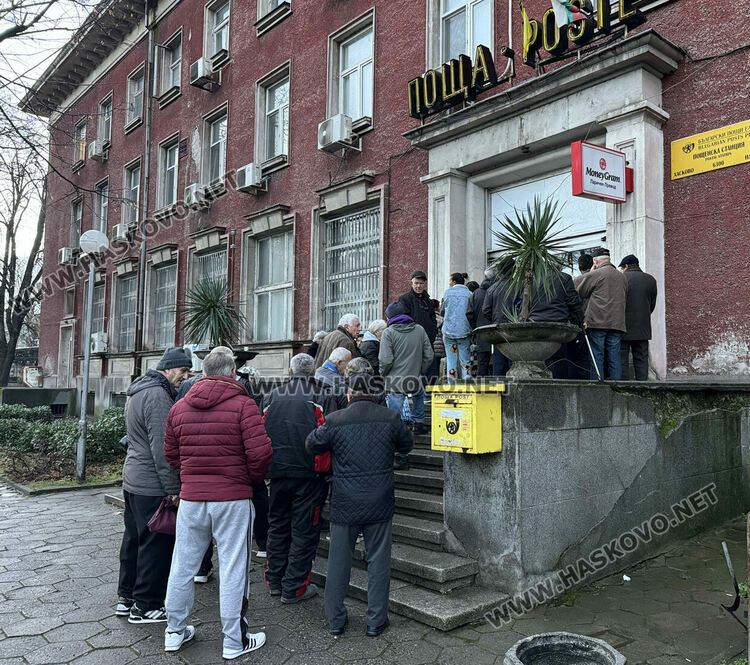 Опашки пред пощите за първите пенсии в евро