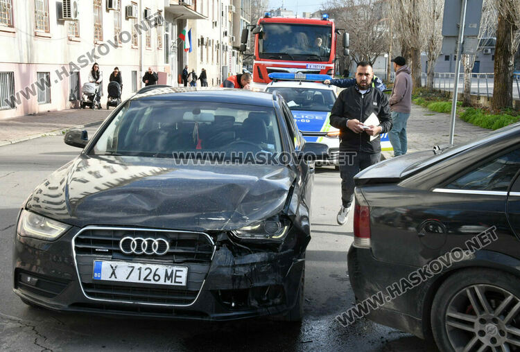Катастрофа пред полицията в Хасково затрудни движението по бул. &bdquo;България&ldquo;