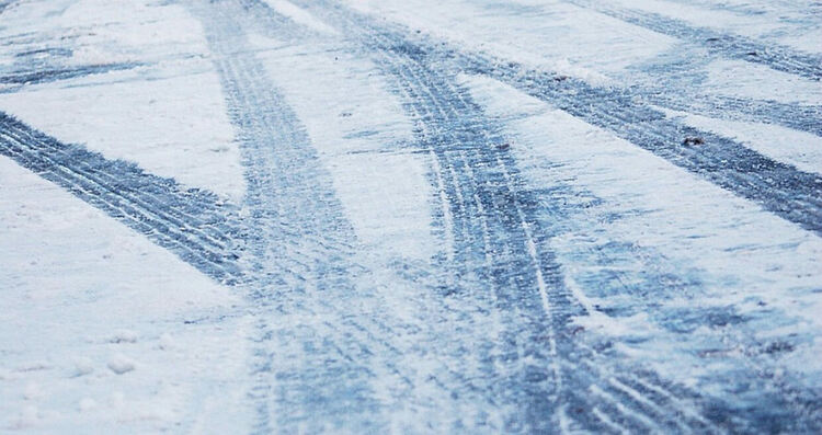 Зимата удари Западна България: риск от поледици и труден трафик. Как да шофираме на лед?