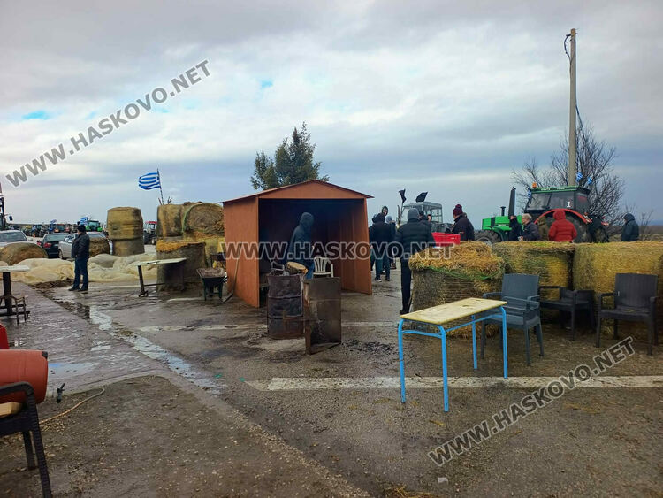 Започна 48-часовата блокада на гръцките фермери, спират и леките коли