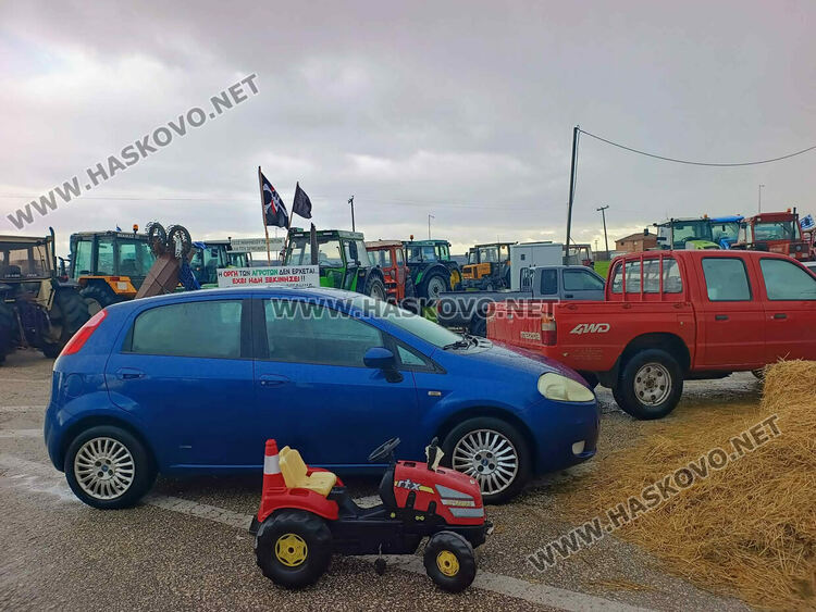 Започна 48-часовата блокада на гръцките фермери, спират и леките коли