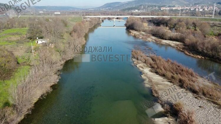 Разследват 47-годишен за незаконно добиване на инертни материали в река Върбица 