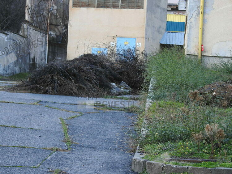 Община Кърджали даде на съдия изпълнител шивашка фирма за неплатена такса смет/снимки/