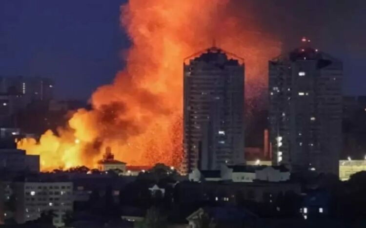 Няколко сгради бяха ударени при масираната атака с дронове в Киев