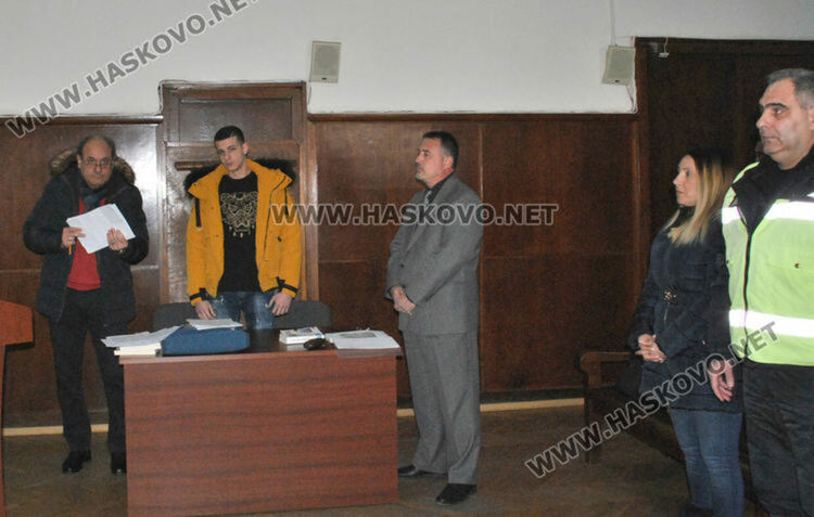 Мариян Сивов (с оранжевата дреха) пред съда в Хасково