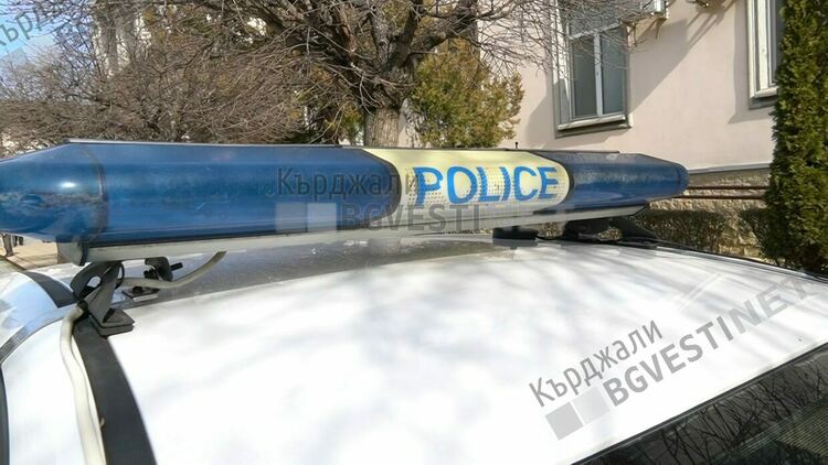 Лек автомобил се е запалил по време на движение в Кърджали, двама шофират без &bdquo;Гражданска отговорност&ldquo;