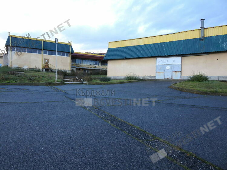 Община Кърджали даде на съдия изпълнител шивашка фирма за неплатена такса смет/снимки/