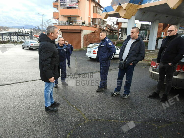 Община Кърджали даде на съдия изпълнител шивашка фирма за неплатена такса смет/снимки/