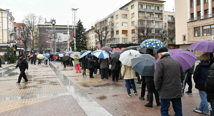 Хасковлии се наредиха на опашка в дъжда за безплатни дръвчета