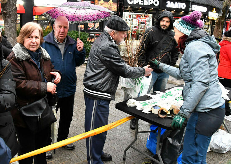 Хасковлии се наредиха на опашка в дъжда за безплатни дръвчета