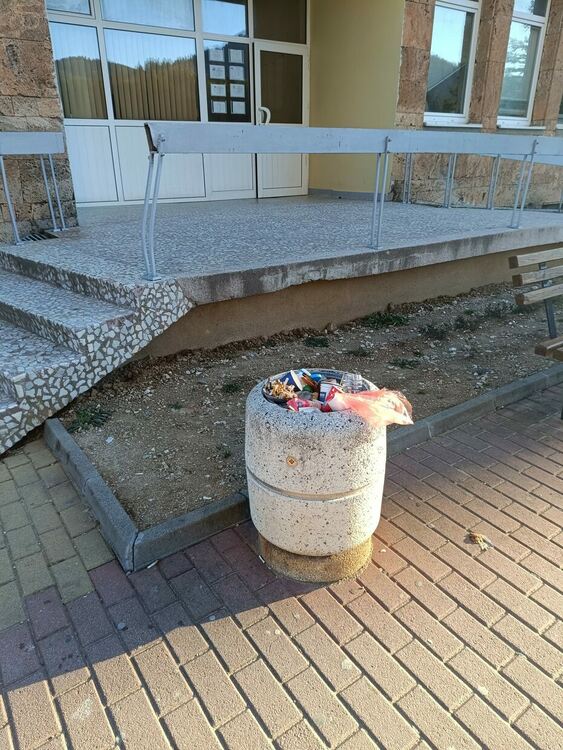 "Чистачките с метлите" спряха работа за два дни и Смолян потъна в боклуци