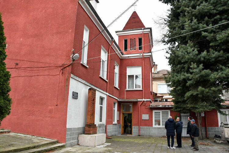 Отец Даниел отслужи тържествена литургия в арменската църква в Хасково