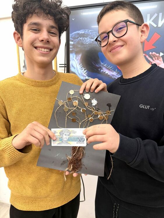 Финансова култура в класната стая с историята на лева и пътя към еврото