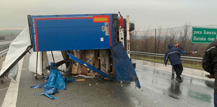 Катастрофа с тир затвори магистрала Марица