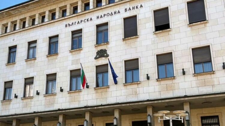БНБ и част от търговските банки ще работят извънредно днес