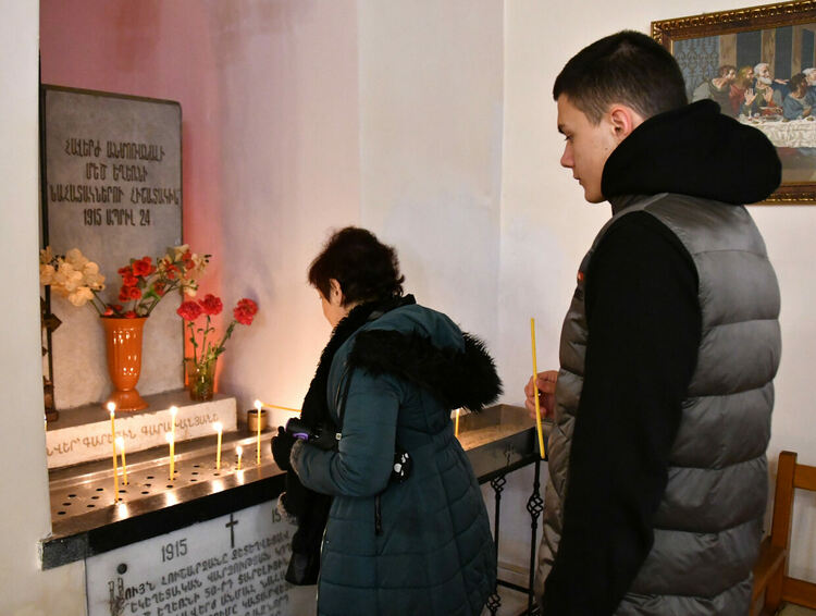 Отец Даниел отслужи тържествена литургия в арменската църква в Хасково