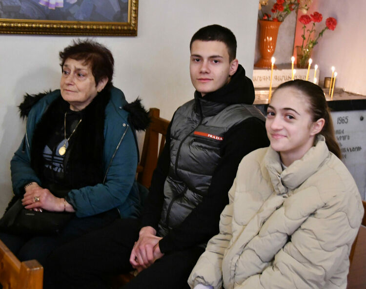 Отец Даниел отслужи тържествена литургия в арменската църква в Хасково