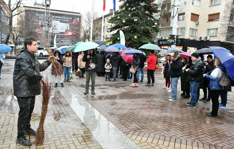 Хасковлии се наредиха на опашка в дъжда за безплатни дръвчета