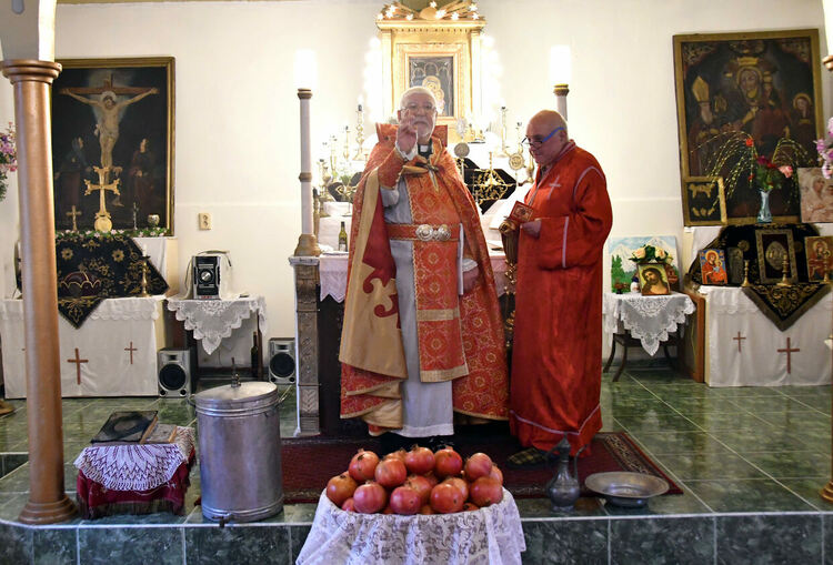 Отец Даниел отслужи тържествена литургия в арменската църква в Хасково