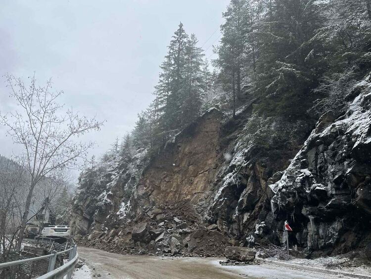 Тежка техника разчиства свлачището край Широка лъка, очаква се едното платно да бъде отворено / ОБНОВЕНА/