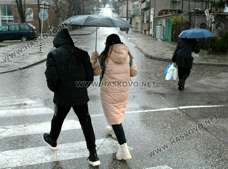 Жълт код за дъжд в Хасково, усложнена зимна обстановка в цялата страна