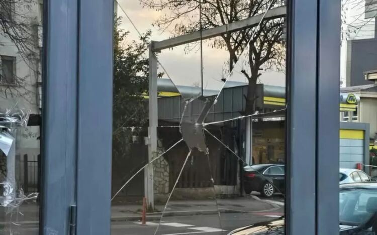 Задържан е вандалът, атакувал българското посолство в Скопие