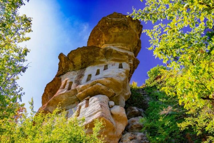 Тайните на Калпак Кая: Легенди и предания за Светилището на сенките в Родопите