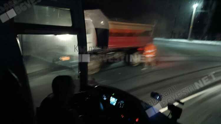 23 машини чистиха снега по пътищата на област Кърджали, няма закъсали автомобили