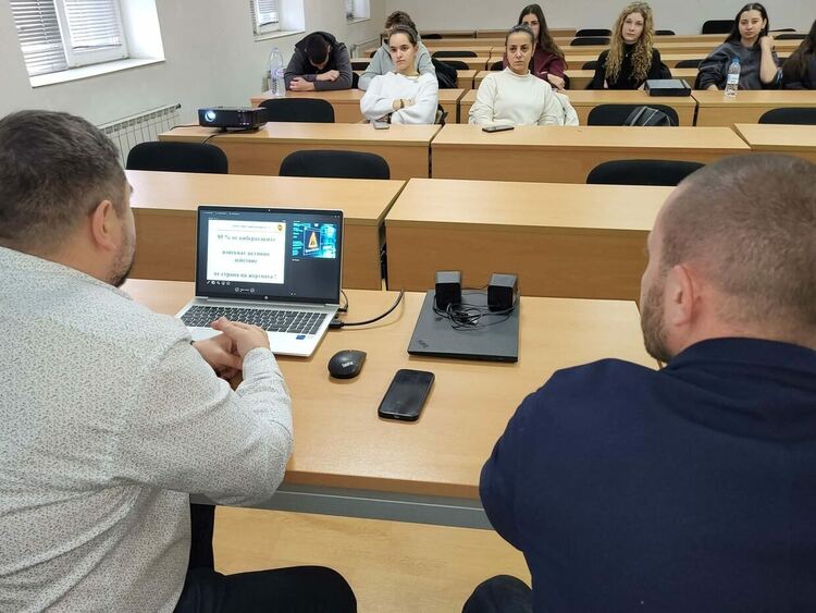 Служители на ГДБОП обучиха ученици от Хасково за опасностите при общуването в интернет