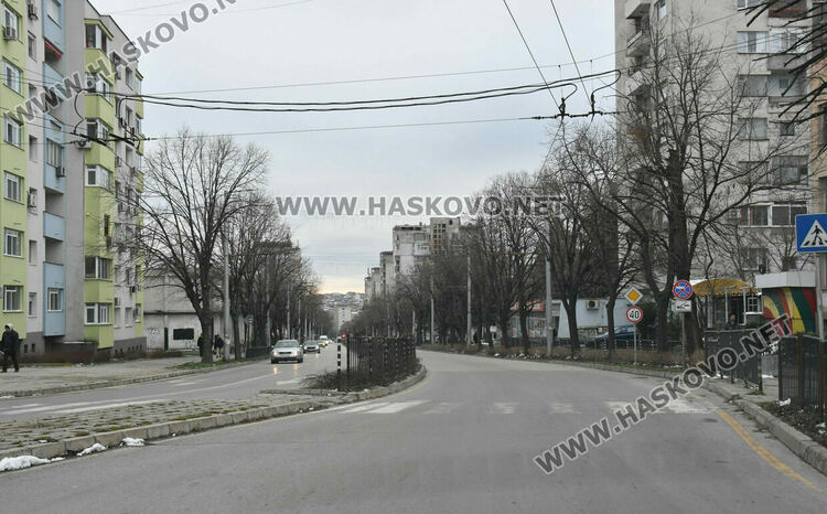 Издирват водач на кола, блъснал и ранил пешеходец в Хасково