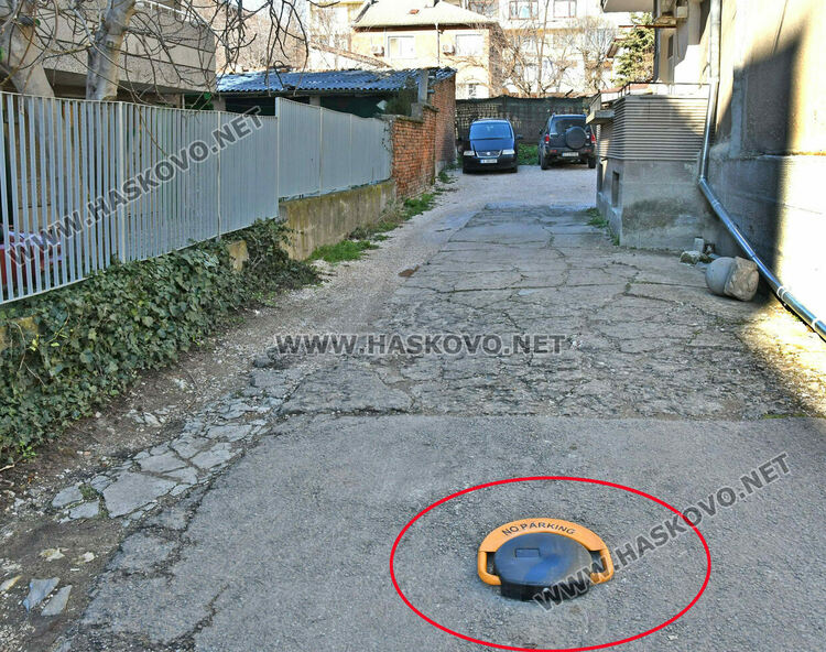 Криза за паркоместа в Хасково &ndash; блокове си заграждат дворовете със скоби и бариери