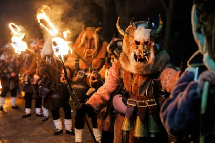 Лумнаха огньовете на Сурва в Пернишко!