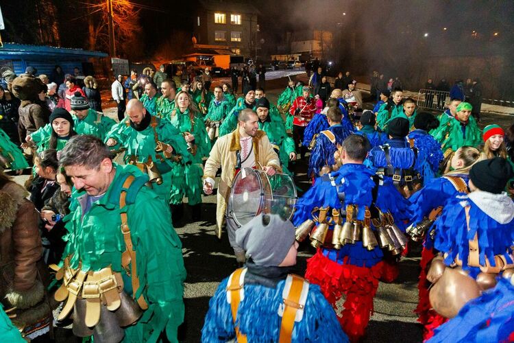 В Големо Бучино тази година се проведе среща между сурвакарската група на селото и сурвакарите от с. Люлин