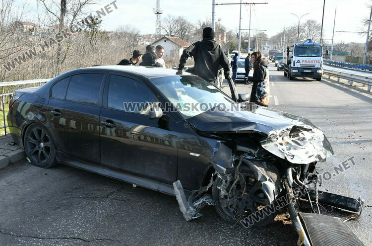18-годишен с БМВ разби огражденията на надлеза до жп гарата в Хасково 