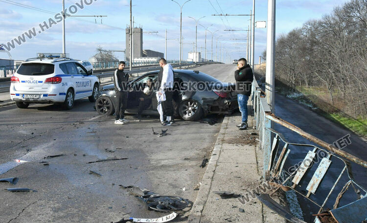 18-годишен с БМВ разби огражденията на надлеза до жп гарата в Хасково 