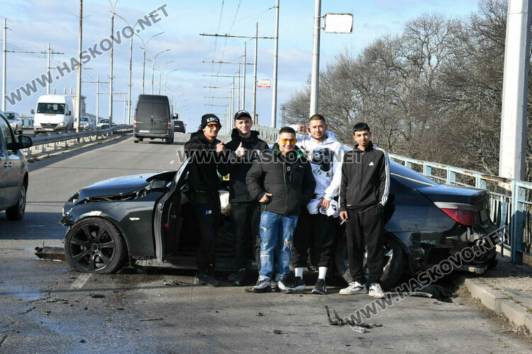 18-годишен с БМВ разби огражденията на надлеза до жп гарата в Хасково 