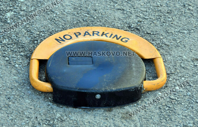 Криза за паркоместа в Хасково &ndash; блокове си заграждат дворовете със скоби и бариери