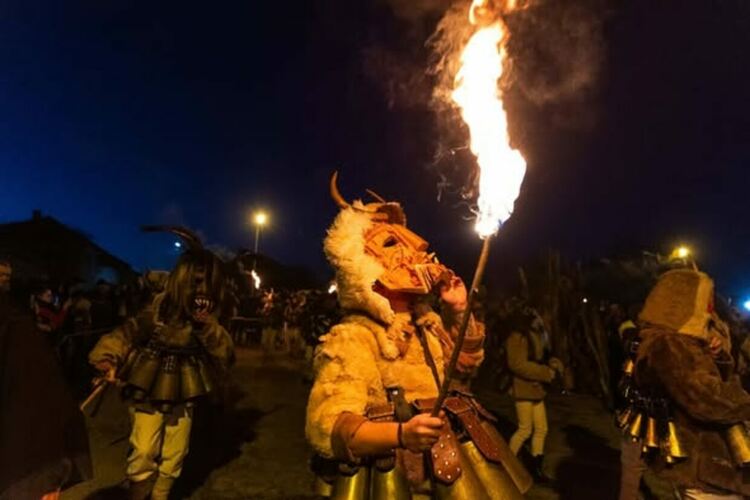 Сурва е магия!