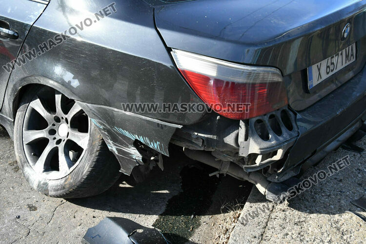 18-годишен с БМВ разби огражденията на надлеза до жп гарата в Хасково 